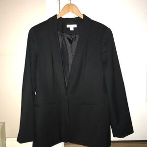 Black one button lapel jacket.